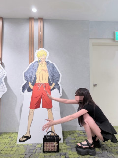 【画像】オタク女子、とんでもないサンダルを履いてコケてしまうｗｗｗｗｗ