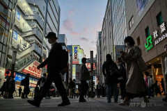 外国人「日本人の人口が1億2000万人を下回ったらしい！」　海外の反応。