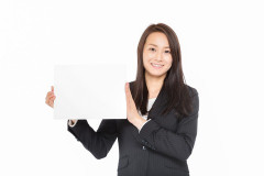 【水泥棒】Aママがうちのベランダに立っているのを目撃!彼女は慣れた様子でホースを外し、自分が持ってきた青いホースをつないで水道を出して洗車を始めた!