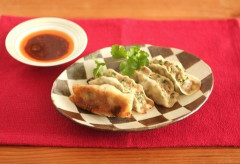 【画像】4人家族母「餃子たっぷり40個も焼いたよ！」 子供「わ～い」 夫「40個食っちゃおm」⇒！！！