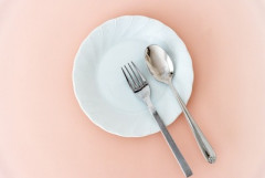 【速報】若者たちに『食事キャンセル』が大ブーム、絶食して交際費に