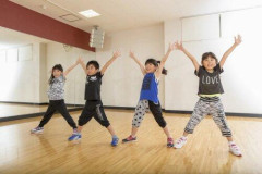 【動画】寝たきりの祖母のために学校で覚えた踊りを毎日披露する女子小学生😭