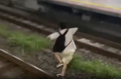【悲報】 逃走した痴漢さん、線路へダイブしたら脚がポッキリ折れてしまうwwwwww