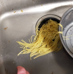 【悲報】わい茹でたスパゲッティを全て台所にぶちまける【画像あり】