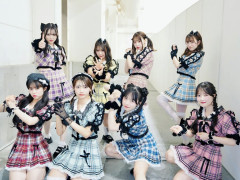 【画像】人気アイドル「野球のポーズですか？こんな感じかな？」ﾊﾟｼｬｯ
