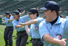 夏の甲子園大会で女性審判を採用