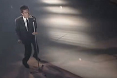 【悲報】長渕剛さん、ピコ太郎みたいな動きをしてしまう