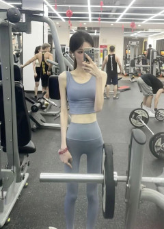 【画像】筋トレ美女「私がベンチプレスすると周りの男性がみんなチラチラ見てくるんです...」