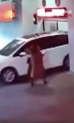 【悲報】歩きスマホ女子さん、立体駐車場に無事格納されてしまう