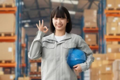 高1JK、作業着姿でバストとヒップを強調してしまう