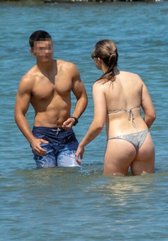 【画像】スペインの王女さま、御学友と海でお遊びになられる