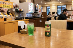 【朗報】ひろゆき、ガストでのライフハックを語る「ドリンクバーだけでテーブルの粉チーズを食べてました」