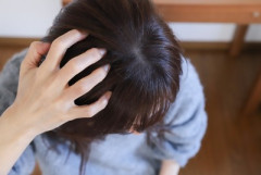 【大惨事】女性、ハゲ対策にミノキシジル使ったら顔面がこうなる