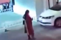 【悲報】歩きスマホ女子さん立体駐車場に無事格納されるwwwwwwwwwwwwww