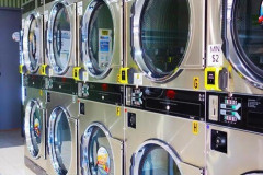 【悲報】若い男、コインランドリーで『とんでもない事』をしてしまう！！！！！