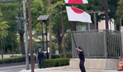 【悲報】 左派さん、8月13日の国旗損壊罪施行前に滑り込みで国旗を損壊してしまう。