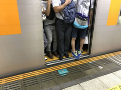 電車内で女性の服に体液かけるなどのわいせつ行為か　学習塾経営の60歳男を逮捕「月に1、2回やっている」