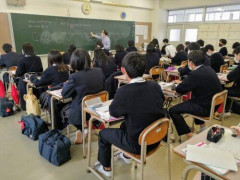 【衝撃】高校教師が生徒を指導する動画、髪を引っ張ったとして議論に