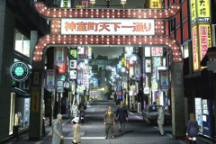 【動画】新宿歌舞伎町のド真ん中で拉 致事件発生→通行人何もせず素通りwwwww