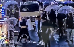 【衝撃映像】半グレさん、歌舞伎町の人混みの中で拉致成功