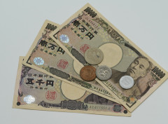 なんで円安進んでるのに日本は利上げしないの？
