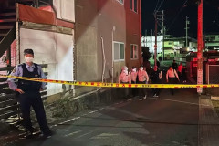 【悲報】包丁を持って暴れていた男に警官が発砲し左胸に命中、男は死亡