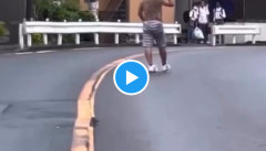 【衝撃動画】鉄パイプ男に真正面から立ち向かう警察官、迫力が映画を超える