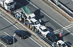 【画像】高速道路を管理するNEXCO中日本、「ながら運転」や「わき見運転」を今すぐやめろと怒りの投稿！　「該当車に貫通する程度のモザイクしかかけてない所が本気のブチギレ」