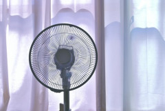 敵「扇風機を当てて寝るとヤバいぞ！」　ワイ「大丈夫やろｗｗｗ」扇風機ﾎﾟﾁｰ