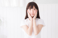 【馴れ初め】旅行にて。酔っ払ったので俺一人で部屋に戻って寝ていたら、女性の悲鳴で起こされた！何事かと起きたら、見知らぬ女が叫びながら部屋を出てった…