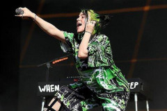 【画像】ビリー・アイリッシュ(24)さん、ライブでマ〇スジが見える衣装を着て炎上