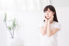 「あなた、いい加減にして。私達は別れたの!わかってるの!天井にへばりついてニタニタ笑ってないで出て行って!」←2年前に突然出て行った妻からのメールなんだが…