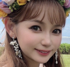 【画像】中川翔子さん、自分は加工したのに母は無修正でアップしてしまう