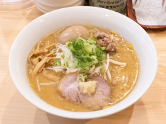 客「なんかこの”にんにく”青いんだけど！」→客の無知のせいで有名ラーメン店が謝罪……