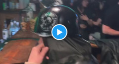 【動画】注文するとヘルメット装着→鈍器で頭を殴られるチェコのバーｗｗｗｗ