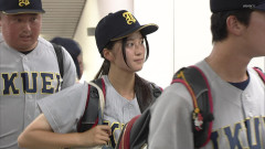 【悲報】仙台育英の女子マネ、神聖な甲子園でウインクをしてしまう