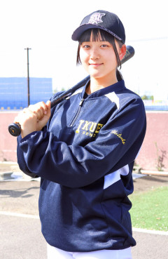 【画像】甲子園開幕試合、仙台育英の女子マネージャーが美人すぎると話題に
