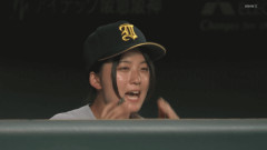 【画像】仙台育英の女子マネさん、神聖な甲子園でウインクをしてしまうwwwwwwwwww