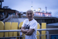 【画像】松本人志さん、大勢の若いファンに囲まれてご満悦