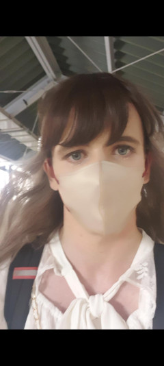 【画像】細身のイギリスの女の子(23)「体を使って話しましょう…