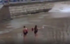 【動画】水着まんさん、波が迫るも可愛くダンスして乗り切る