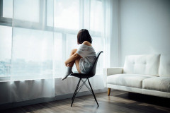 【悲報】女さん「女性は世界と比べて睡眠時間少ないし年収も少ない」←これ