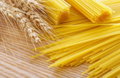 【画像】夫「やべ、乾燥パスタを木の床の上にうっかり落としちゃった！」　→　杉床がパスタの衝撃でマジで大変なことに！！　「杉ってこんなに柔らかいの？」「こんなん豆腐じゃん」