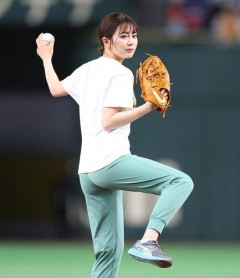 【朗報】日テレの人気女子アナ、始球式でプリケツを晒してしまうｗｗｗｗｗｗｗｗｗｗ(画像あり)