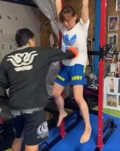 【悲報】ｴﾁｴﾁJK、おっさんに執拗に殴打され気絶してしまう…