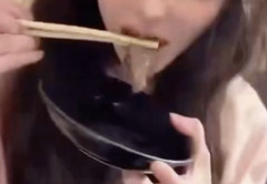 【悲報】キャバクラの女の子、お肉を噛み切れない顎になってしまう・・・