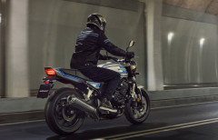 大型バイクを新車で買うならカワサキZ900RSとホンダCB1000Fどっち？