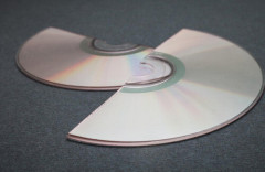【怖すぎ】レトロゲームのCD-ROM、経年劣化で真っ二つに割れてしまう「円盤はこの運命から逃れられない」「バックアップしないと消える」