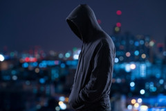 彡(●)(●)「やっと服役終わったで...!性的暴行で通報しやがったあの女殺しに行ったろ！！！」⇒！