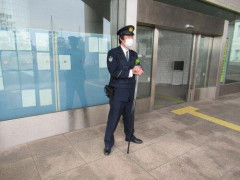 【悲報】警察署に行ったら1mくらいある棒を持った警官が市民を威圧してた